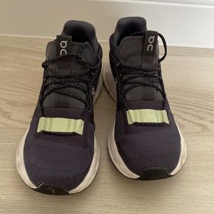 Navy On Cloud running shoes